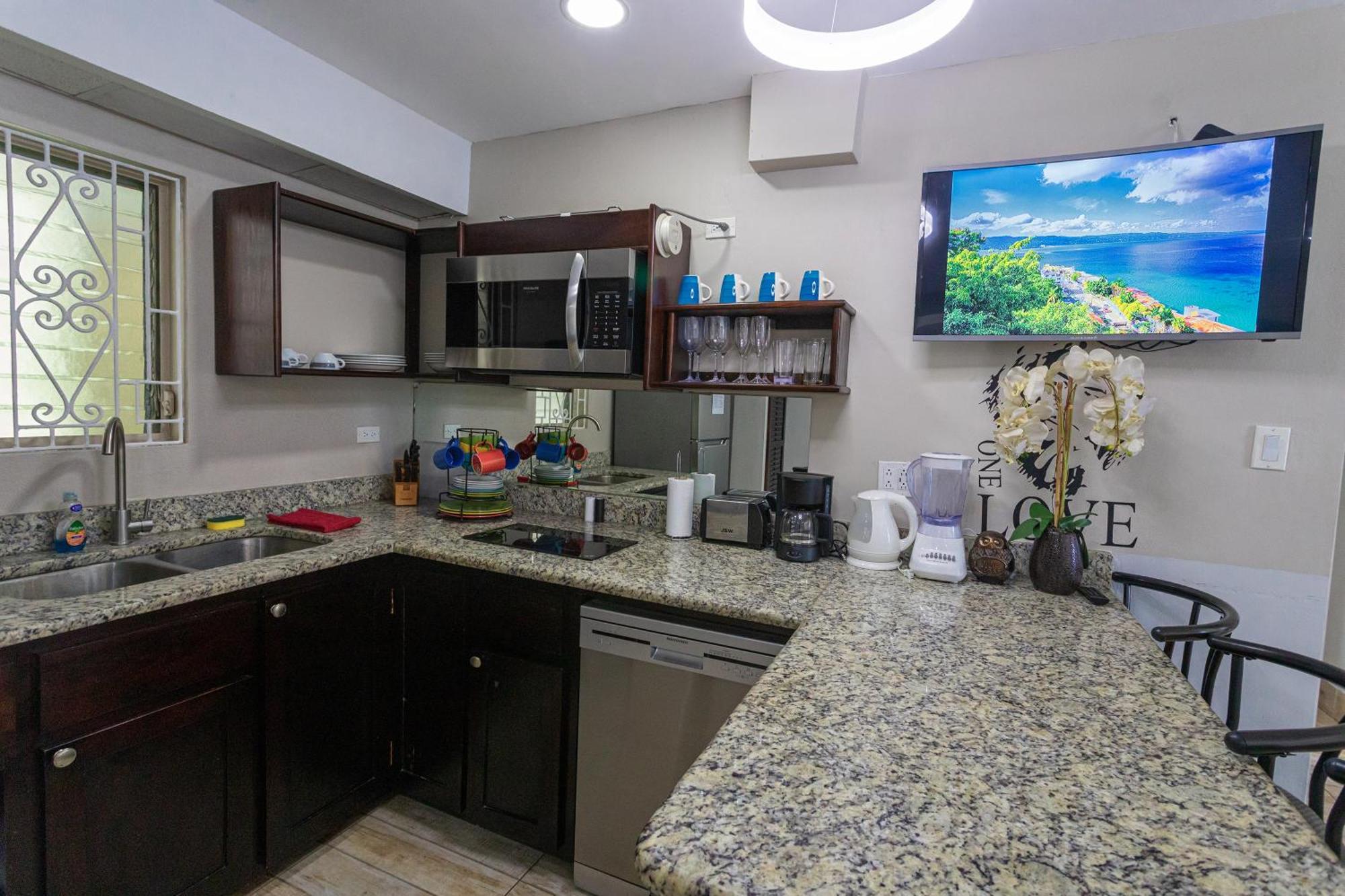 Montego Bay Club Apartments ภายนอก รูปภาพ